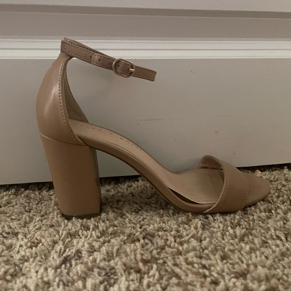 Kelly & Katie nude pumps - Picture 1 of 4